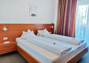 Doppelbettzimmer mit Balkon